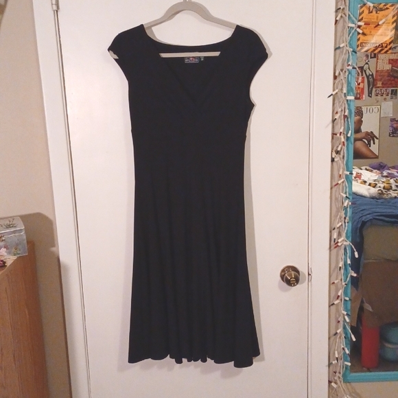 black sleek nice dress size 6 fits larger good condition - Picture 1 of 3